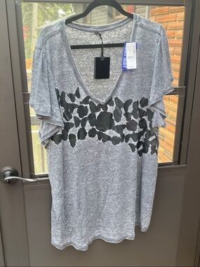 Penningtons Gray Short Sleeve V-Neck Tee with Black Floral Band